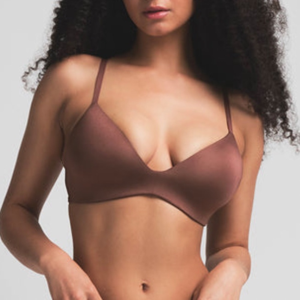 NWT SKIMS Wireless Form T-Shirt Bra in Garnet